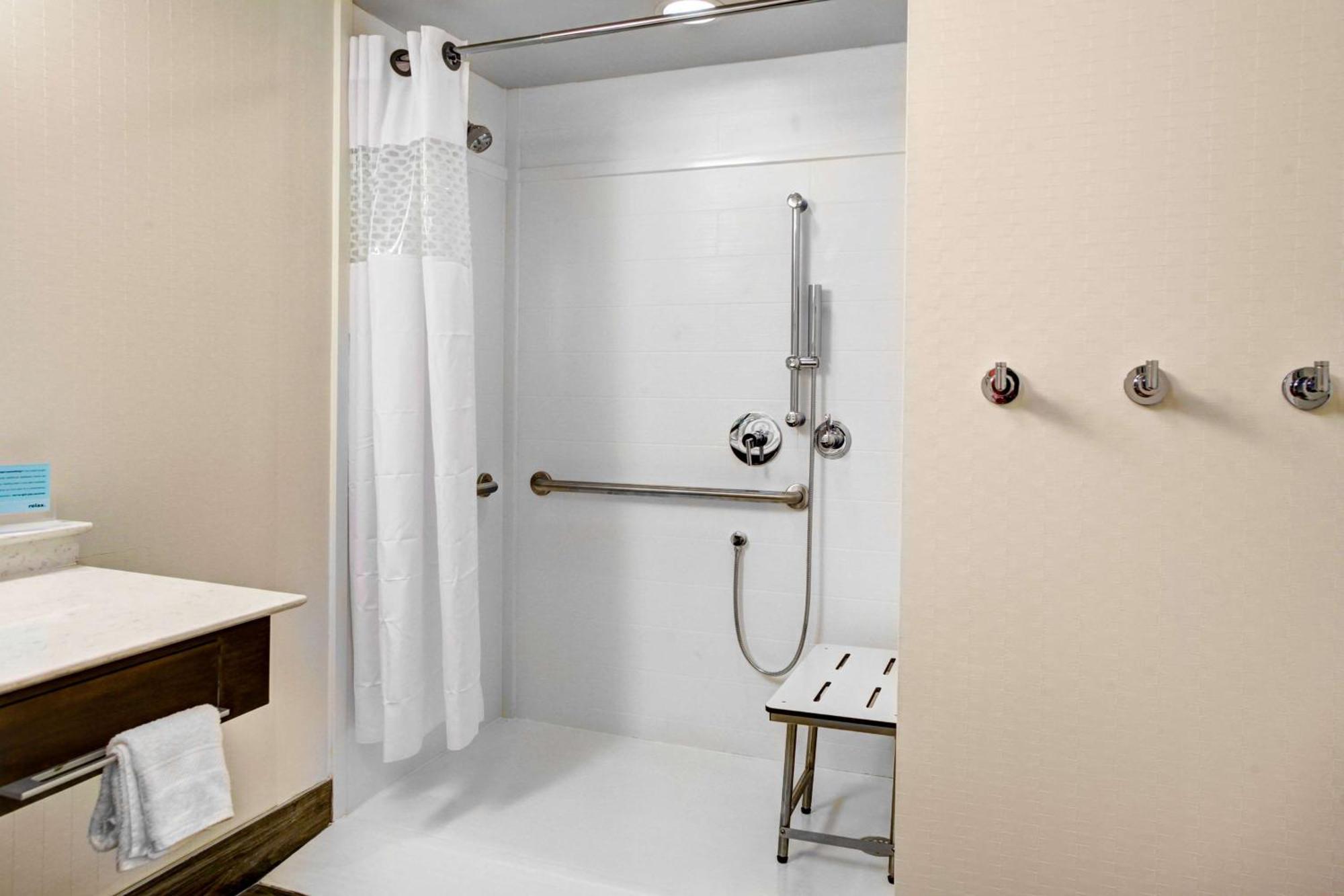 Hampton Inn & Suites By Hilton Atlanta Perimeter Данвуди Экстерьер фото